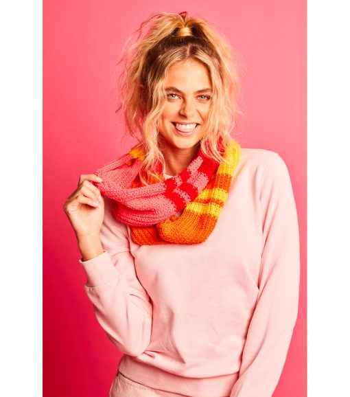 Sirdar 9 Infinity Cowl Knit Kit - Image 3